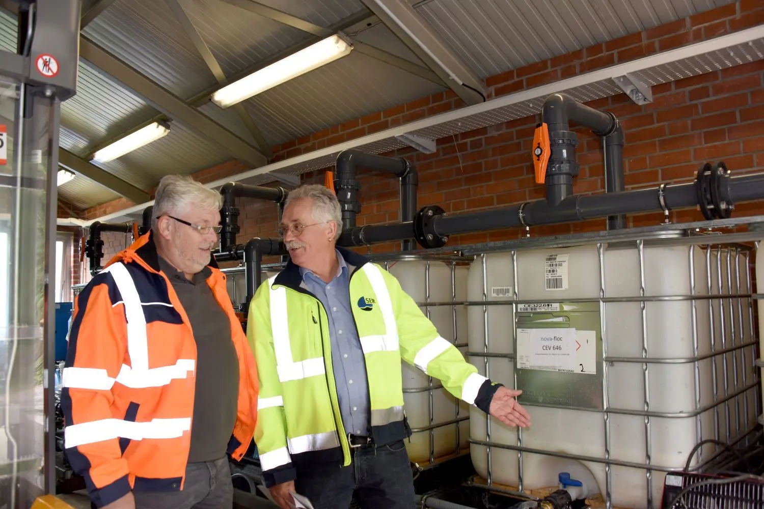 Anton Schmuker von der Stadtentwässerung Reutlingen (rechts) und Klärwerksleiter Klaus Baumann.