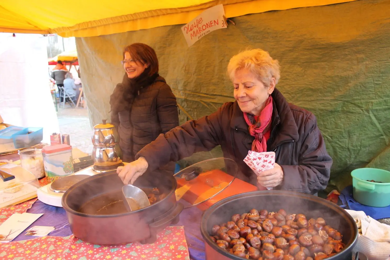 Da steigt der Dampf auf: Heiße Maronen gehören zum Markt einfach dazu.