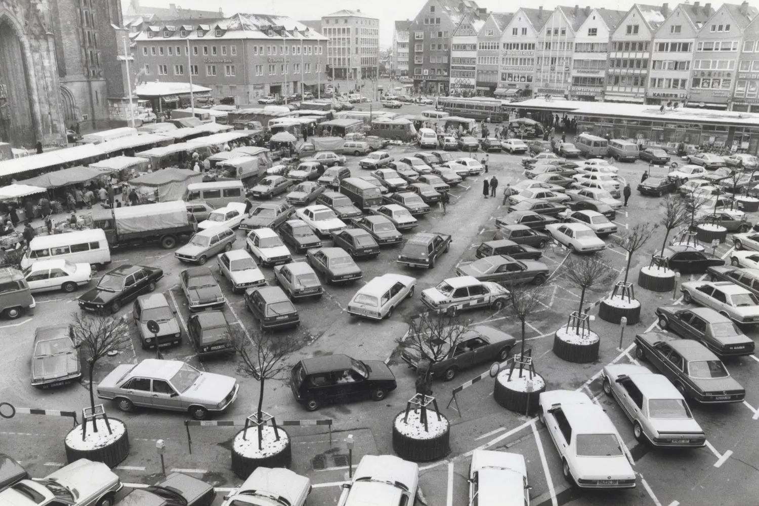 Bevor das Stadthaus auf dem Münsterplatz gebaut wurde, parkten dort Autos (hier ein Bild von 1985).