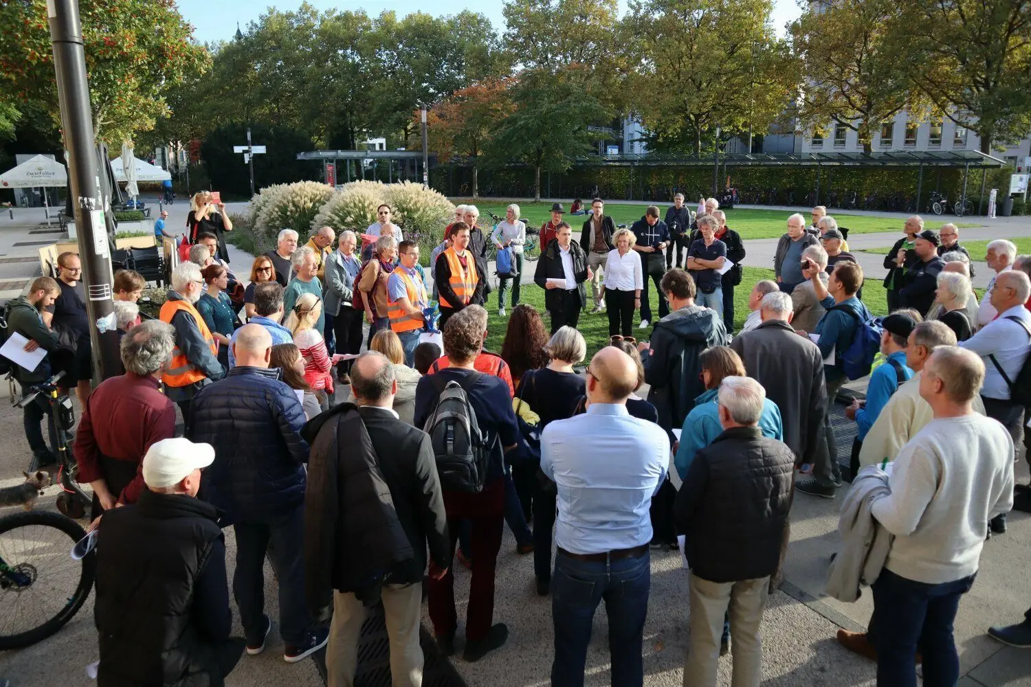 Auf reges Interesse stieß der Trassenspaziergang zur Innenstadtstrecke der Regionalstadtbahn. Der Zweckverbands-Geschäftsführer Professor Dr. Tobias Bernecker und Baubürgermeisterin Angela Weiskopf (im Zentrum) begrüßten die Anwesenden.⇥