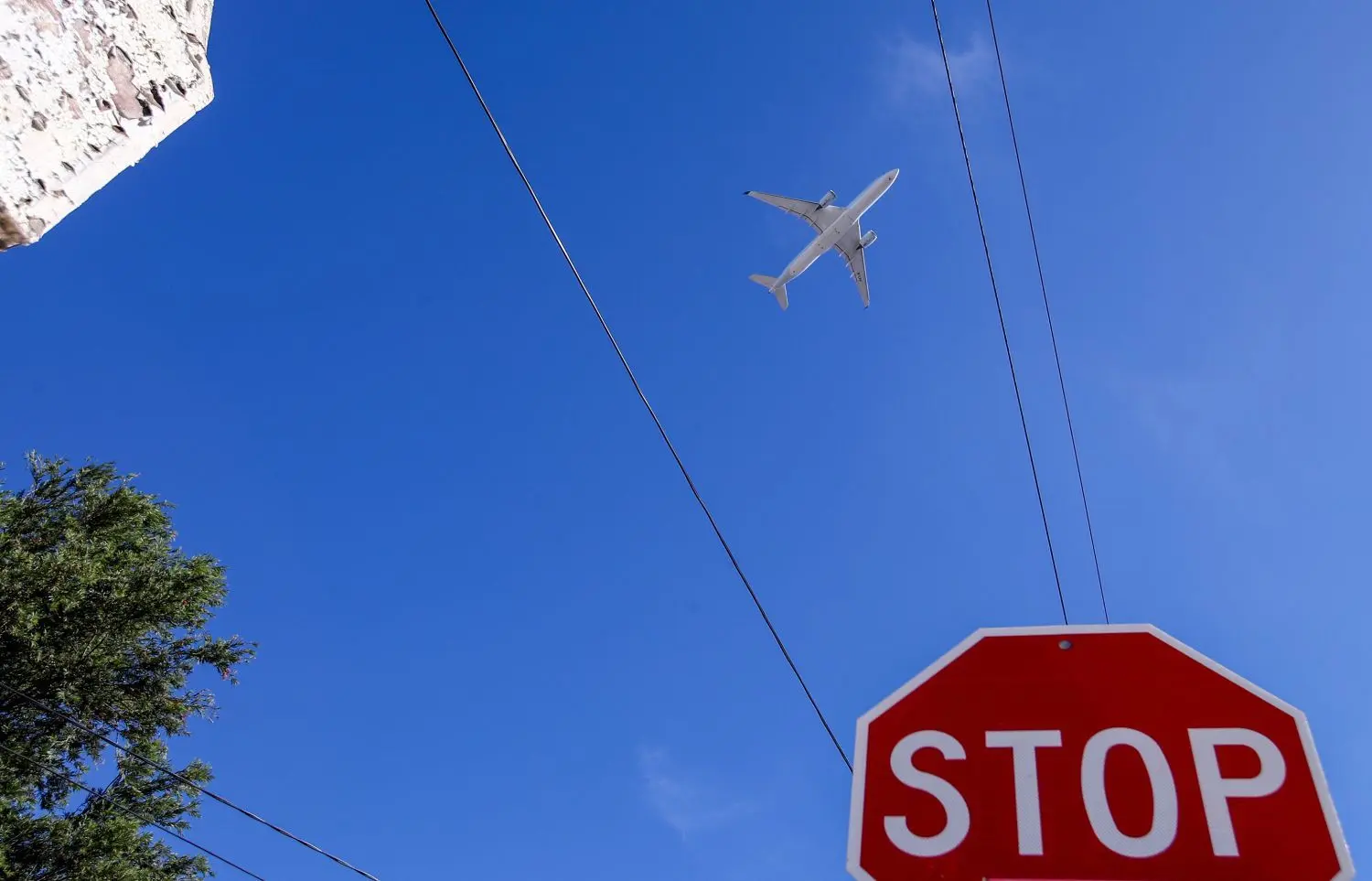 Weil coronabedingt weniger Flugzeuge weltweit unterwegs sind, fehlt den Meteorologen wichtige Daten für die Wettervorhersage.