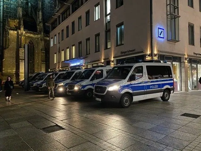 Die Polizei ist bereits mit starken Kräften vor Ort.