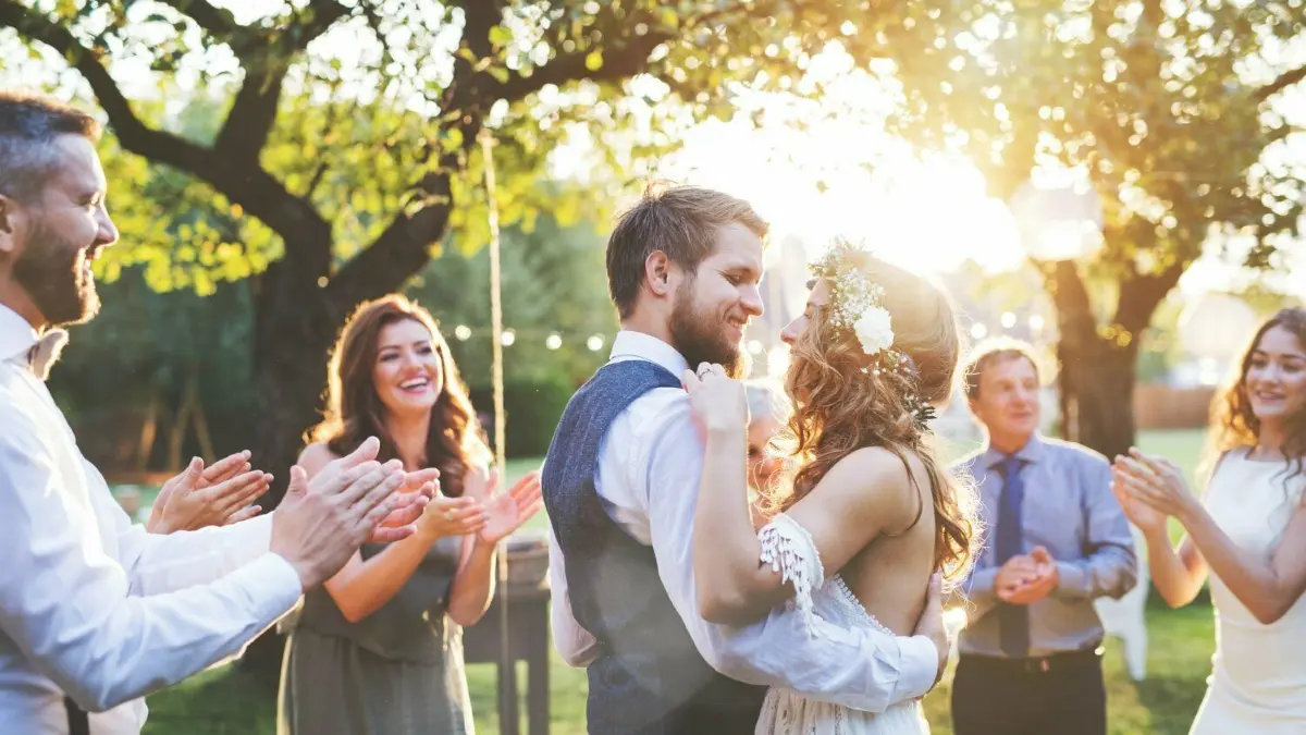 Der eigene Garten als Location ist angesagt – auch wenn das nicht immer viel billiger ist.
Hochzeit, Tanz, Menschen im Kreis klatschen Download am 6.9.2022 für Hohenloher Tagblatt, Foto: © Halfpoint/adobe.stock.com