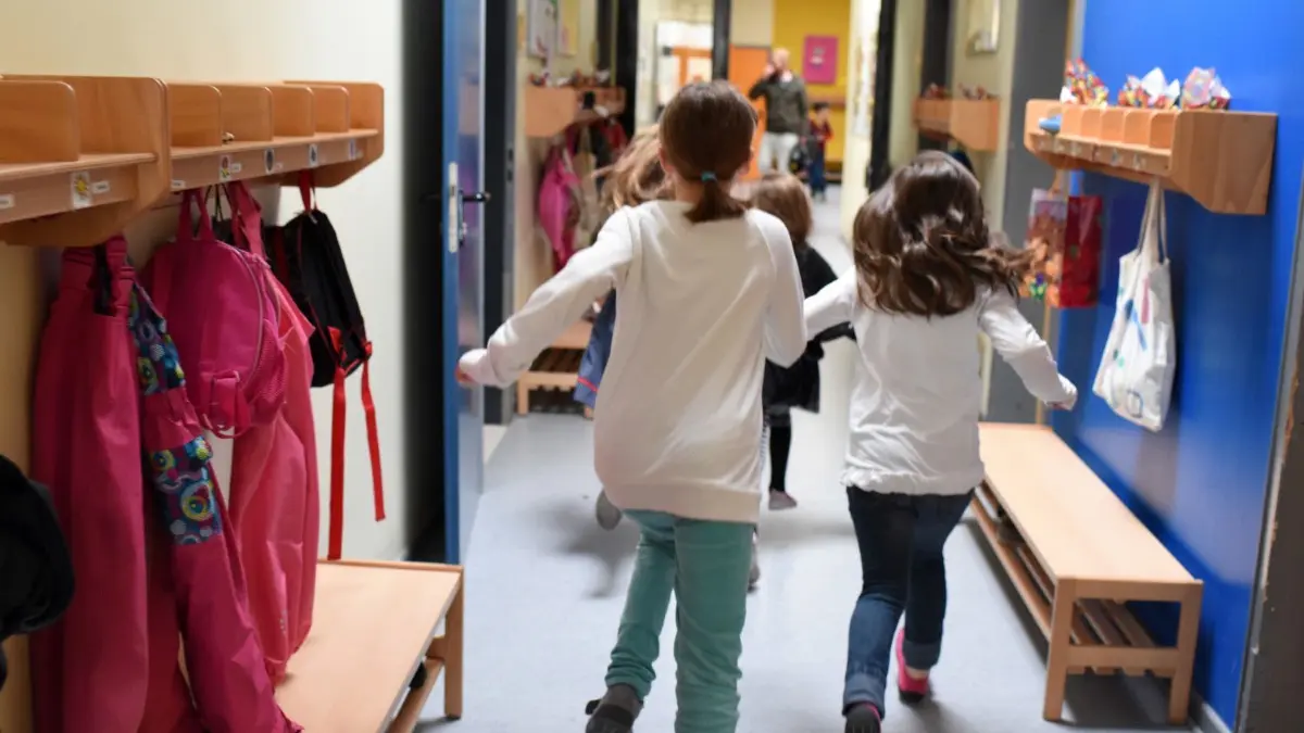 Ab dem 29. Juni soll an den Kitas und Grundschulen, in Grundschulförderklassen und Schulkindergärten wieder eine reguläre Betreuung möglich sein.
ARCHIV - 08.04.2015, Hessen, Kassel: Kinder laufen in einer Kita durch den Flur. Im hessischen Landtag in Wiesbaden soll es bei der Plenardebatte am Dienstag (23.06.2020) um eine bessere Betreuung in den Kitas gehen. Foto: Uwe Zucchi/dpa +++ dpa-Bildfunk +++