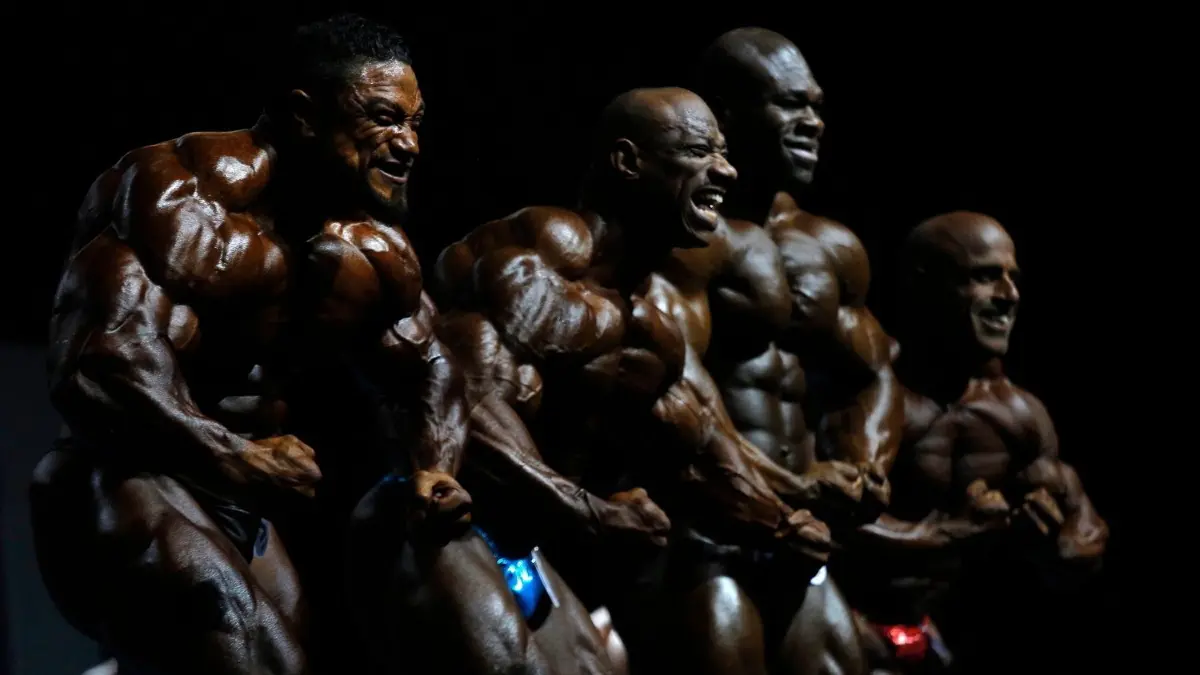 An diesem Wochenende findet mit Mr. Olympia 2023 das Bodybuilding-Highlight des Jahres statt.
epa05334311 Athletes in the Men's Professional Body Building section of the Arnold Classic Africa on stage at the Sandton Convention Centre, Johannesburg, South Africa, 28 May 2016. The first Arnold Classic Africa sees body builders from South Africa and abroad take to the stage to win their highest awards. The Arnold Classic is named after actor, governor of California and former body builder Arnold Schwarzenegger. EPA/KIM LUDBROOK ++ +++ dpa-Bildfunk +++