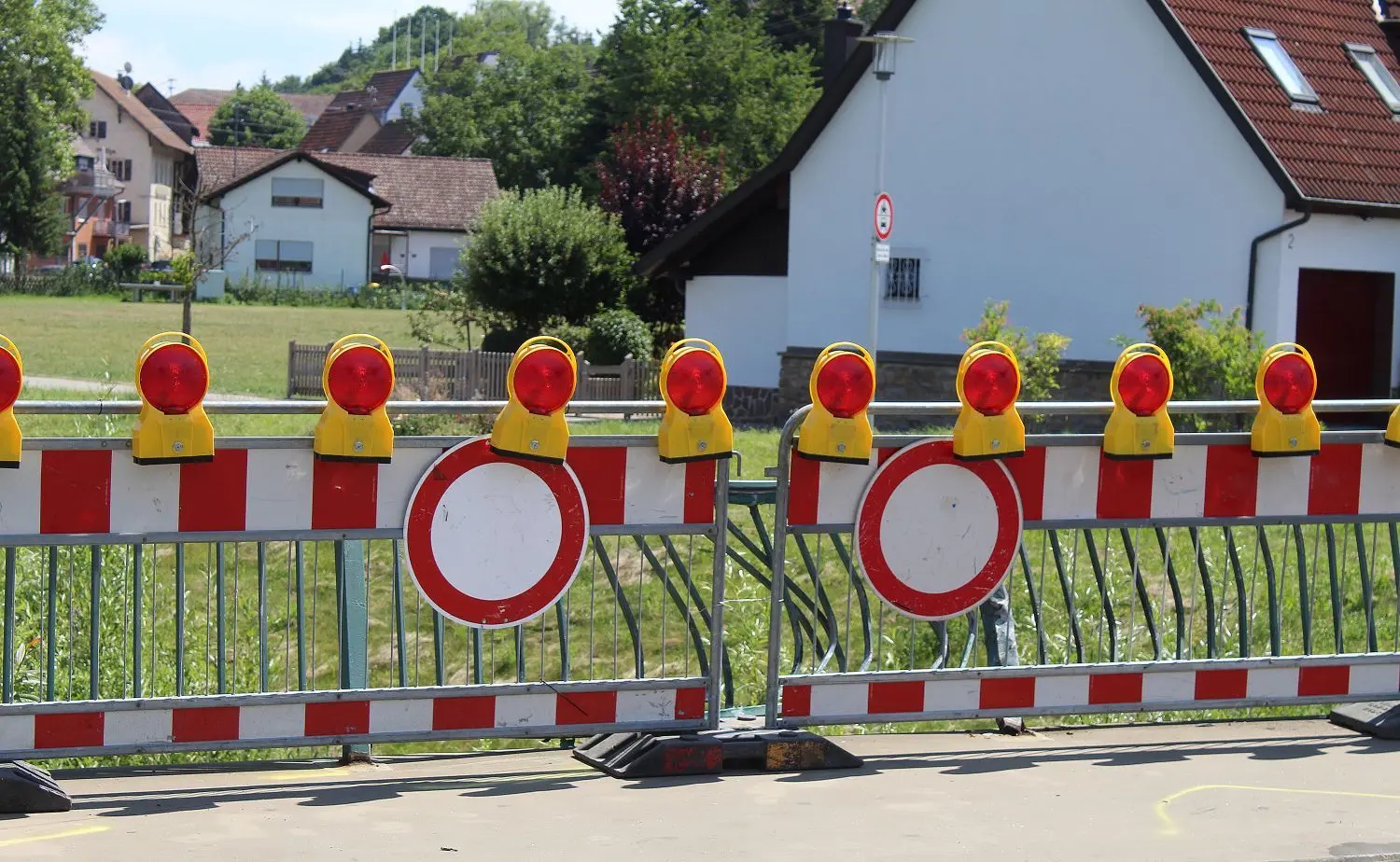 Die Schützenbrücke am neuen Starzelpark in der Hechinger Unterstadt wurde durch den Unfall stark beschädigt.