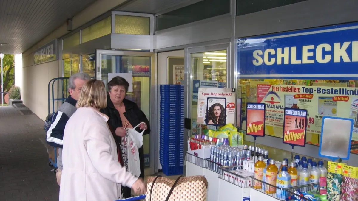 Schlecker-Frischemarkt schließt zum 05.11.09 -Kunden reagieren betroffen
Schlecker-Frischemarkt schließt zum 05.11.09 -Kunden reagieren betroffen