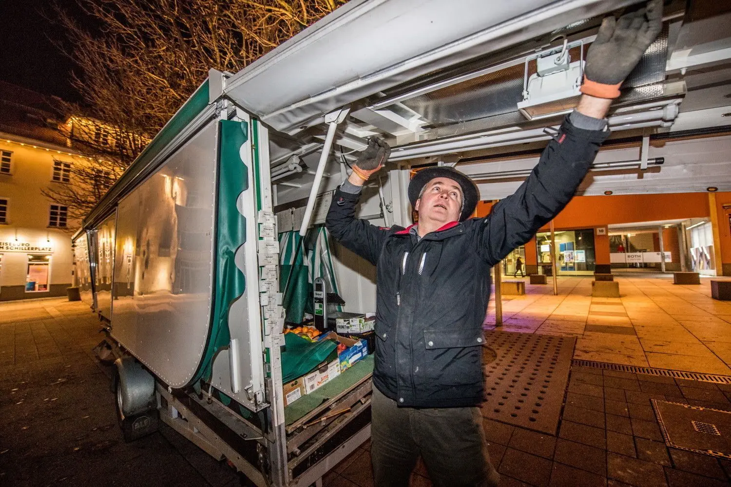 Seinen Stand bringt Bidlingmaier in der Dunkelheit des Schillerplatzes mit ein paar Handgriffen auf die volle Größe.