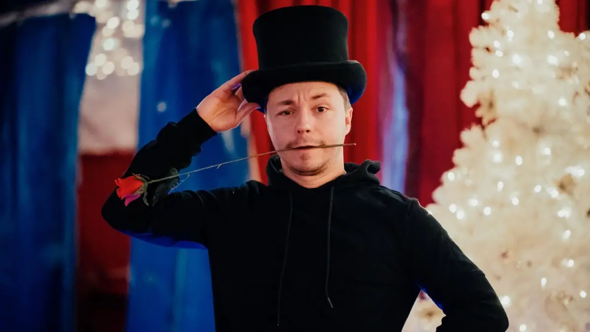 Rose und Zylinder geschnappt – dann wird aus dem 30-jährigen Pavlo Aizikov der Clown Pasha, der mit seinem Partner Morris für viele Lacher im Reutlinger Weihnachtscircus sorgen wird.
Reutlingen Clown aus der Ukraine Weihnachtscircus