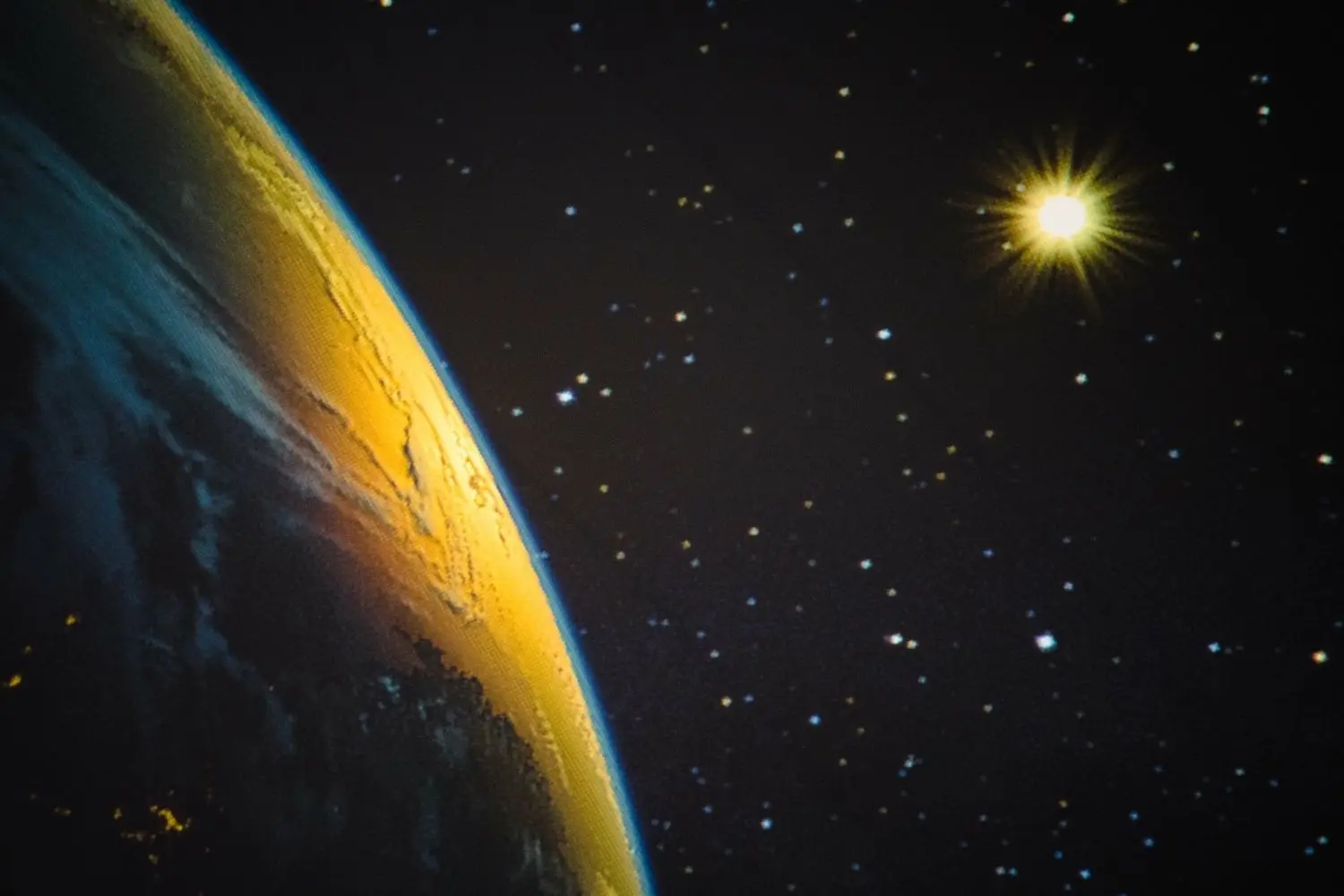 Sonnenaufgang auf unserem Heimatplaneten: Noch sehr viel weiter ins Weltall entführt die Reutlingerinnen und Reutlinger die Show „Universe on Tour“, die seit Mittwoch, 12. Juli, vor der Stadthalle gastiert.⇥