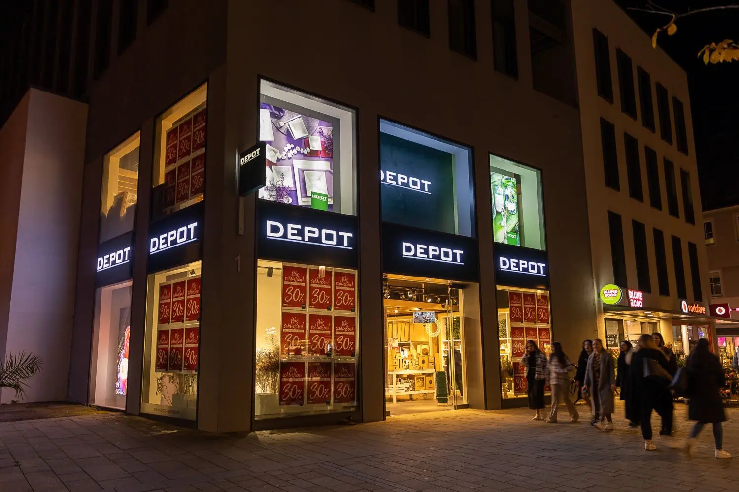 Plakate an den Schaufensterscheiben verkünden: die Depot-Filiale in der Wilhelmstraße in Reutlingen schließt. ⇥