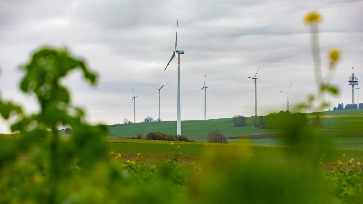 Blick auf eine Windkraftanlage in Stötten: Wenn der Kreis Göppingen klimaneutral werden will, müsten in den nächsten Jahren noch weitaus mehr Windräder gebaut werden
Windkraftanlagen, Windenergie, Stötten
