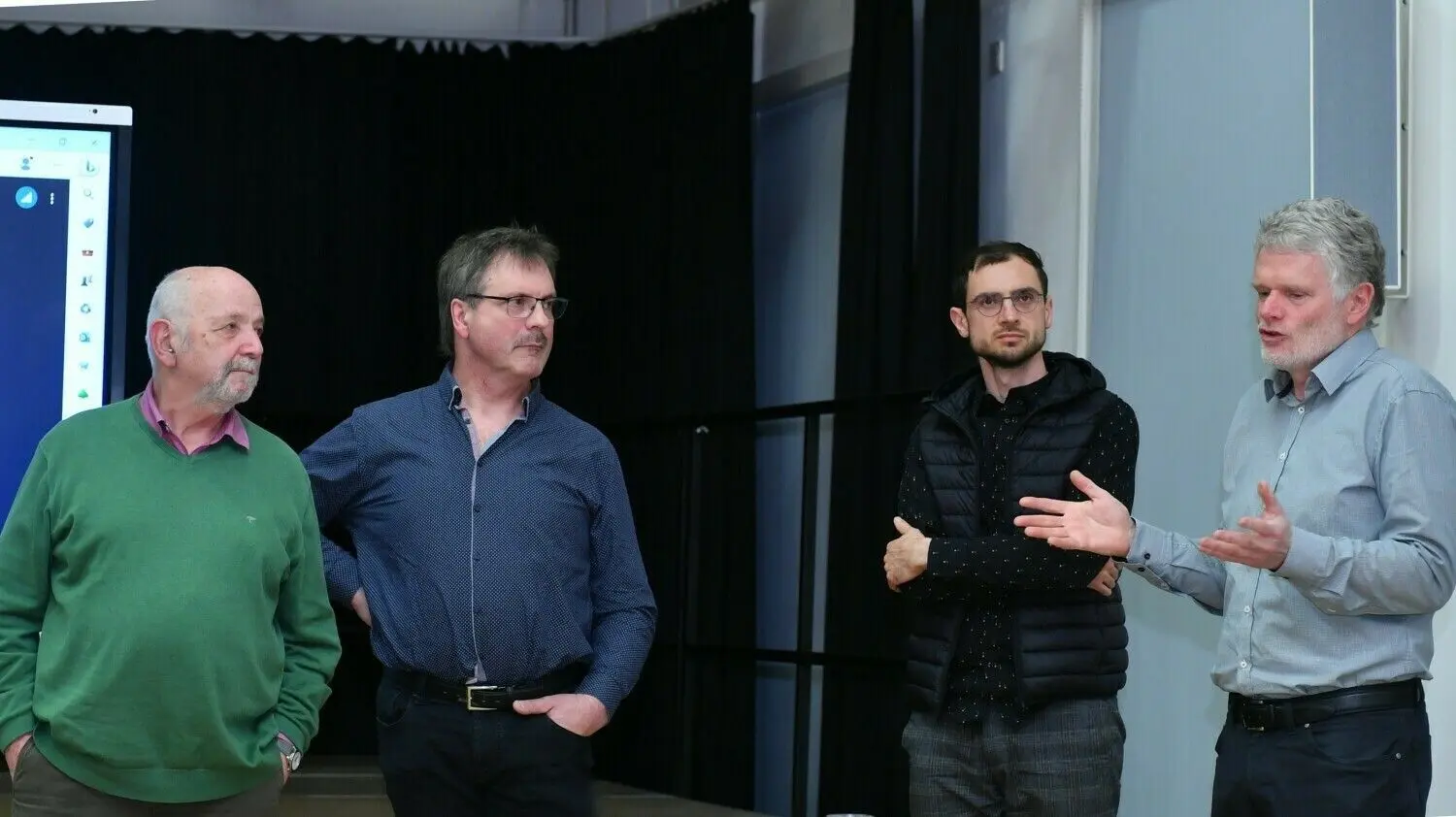 Jürgen Kübler, Geschäftsführer der Bürgerenergiegenossenschaft Alb-Donau, Lokale Agenda-Moderator Alfons Köhler, VHS-Leiter Jürgen Morasch und Dr. Jann Binder vom Forschungszentrum für Solar- und Wasserstoff-Forschung Baden-Württemberg im Gespräch.⇥