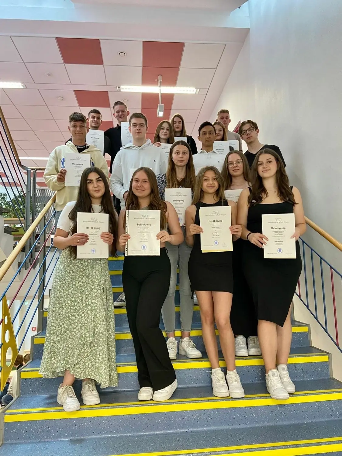 An der Kaufmännischen Schule Ehingen wurden auch in diesem Jahr am Berufskolleg1 mehrere Lob- und Preisträger ausgezeichnet: Einen Preis erhielten Kai Münch und Markus Nikulin, eine Belobigung erhielten  Ela Altay, Julia Dorner, Jannika Fülle, Nicolas Grimm, Valentin Häberle, Mona Hölz, Theresa Huber, Jack Takdanai Jureczko, Salim Kartal, Vanessa Knöll, Leah Pianezzola, Sarah Schiele, Yasmina Cecile Schirmer, Luca Vatthauer und Damian Ziegler. 