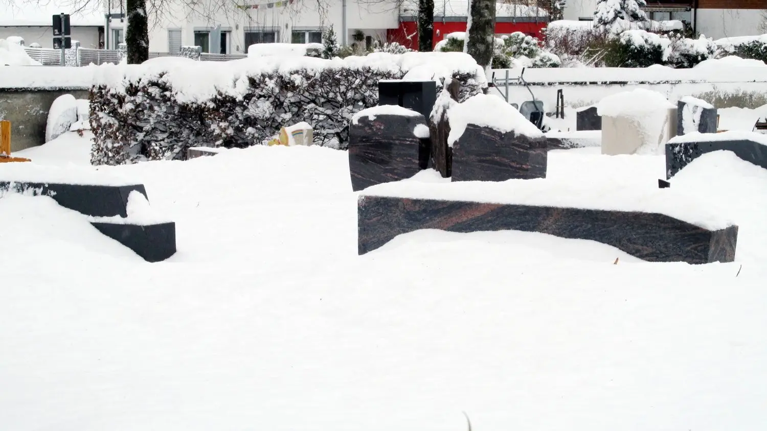 Eisige Ruhe: Böhmenkirchs Friedhof im 70 Zentimeter tiefen Schnee versunken.⇥