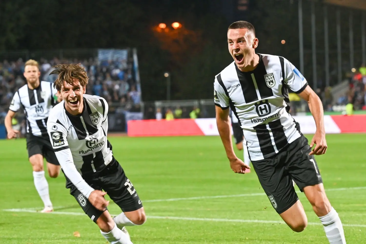 Die Drittliga-Partie zwischen dem SSV Ulm 1846 Fußball und dem TSV 1860 München lockte am Dienstagabend 17 000 Menschen ins Donaustadion.