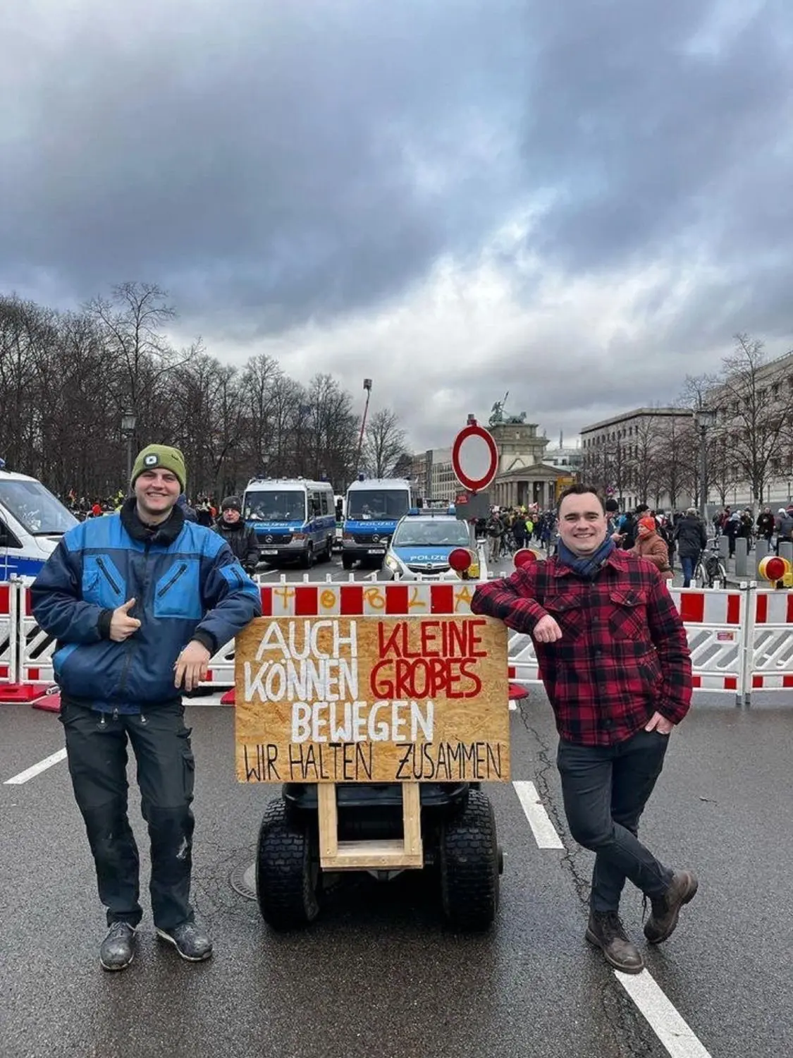 Samuel Staiger (links) zusammen mit Nick Scheu in Berlin. Um Solidarität zu zeigen und eine Botschaft nach außen zu tragen, braucht es nicht unbedingt einen großen Traktor.⇥