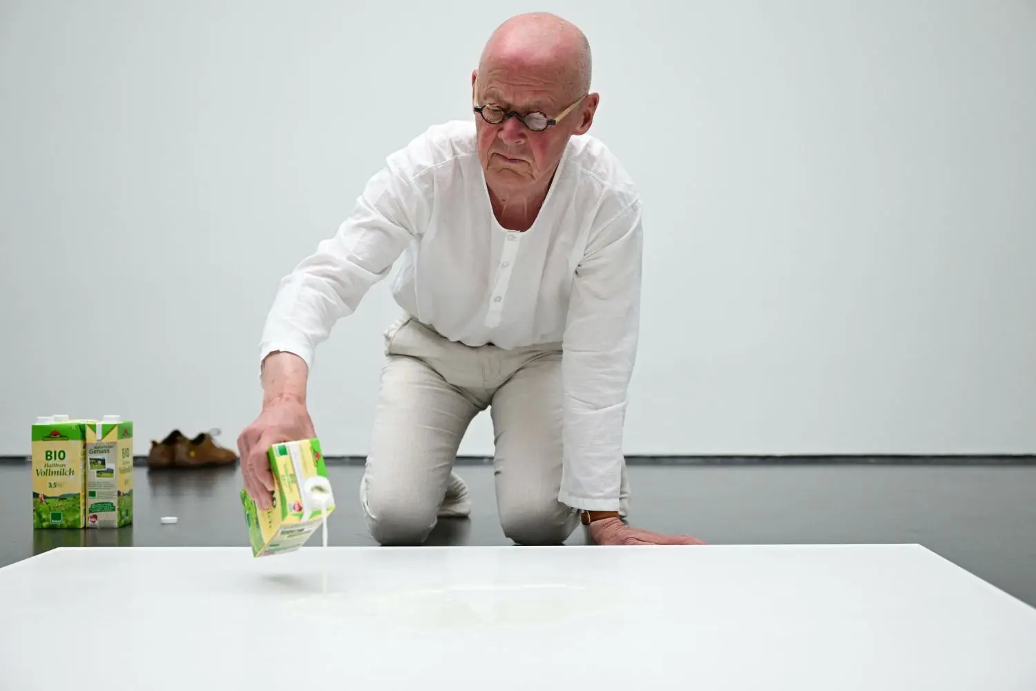 Wolfgang Laib beim Befüllen des „Milchsteins“ im Kunstmuseum.