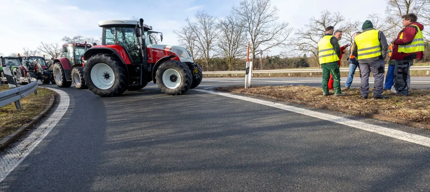 Landwirte protestieren gegen Sparmaßnahmen des Bundes. Dabei gab es auch Blockaden von Autobahnauffahrten.