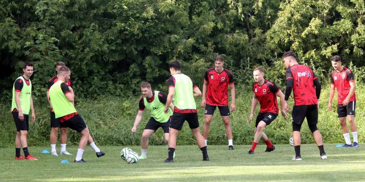 Nach sieben Monaten Pause sind die Oberliga-Kicker des Göppinger Sportvereins wieder im Training.⇥