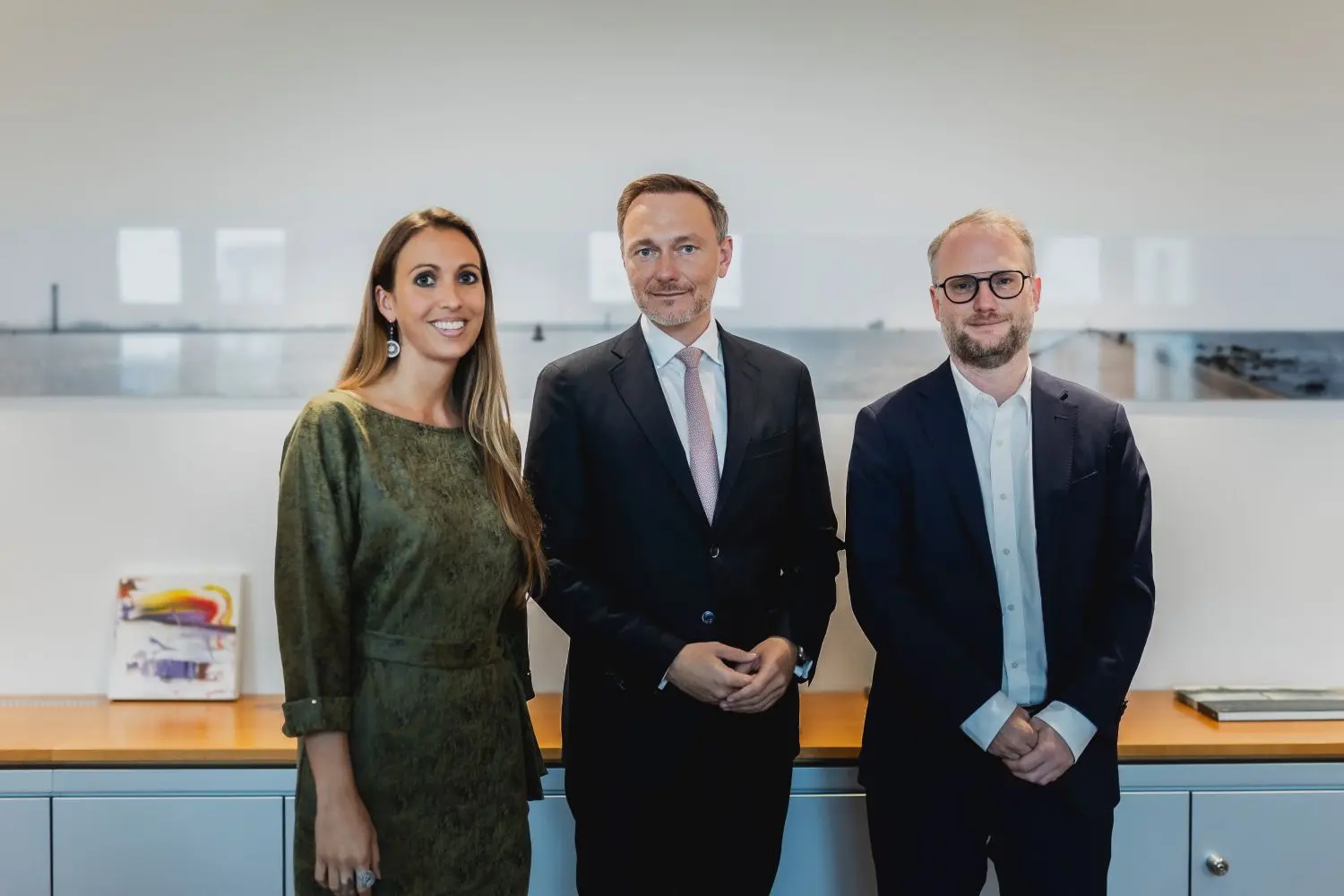 Jacqueline Westermann und Tobias Peter mit Christian Lindner (Mitte).