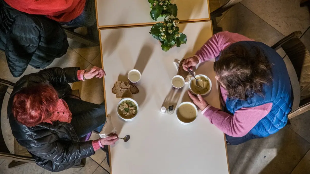 Zwei Frauen genießen am Sonntag in der Stadtkirche von Göppingen eine Schwammerlsuppe. In dem Gotteshaus konnten Bedürftige und Bessergestellte in den vergangenen sechs Wochen zu Mittag essen.⇥
Vesperkirche 2019 letzter Tag mit Gottesdienst in der Stadtkirche Göppingen