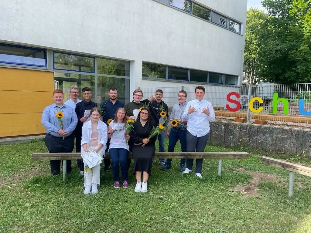 Die Schüler der 9. Klasse des SBBZ (Förderschule) Munderkingen wurden in einer kleinen aber feinen Feier durch Schulleiterin Sonja Lange sowie durch ihren Klassenlehrer Frank Auchter verabschiedet. Zehn Schülerinnen und Schüler der Klasse 9 verlassen somit ihre bisherige Schule und treten einen neuen Weg in Richtung Beruf bzw. berufliche Schule an. Ein Schüler beginnt eine Ausbildung als Fleischer bei den Barmherzigen Schwestern vom hl. Vinzenz von Paul in Untermarchtal. Ein weiterer Schüler startet seine Ausbildung zum Metallbauer bei der Firma Dalheimer GmbH in Rottenacker. Die anderen Schülerinnen und Schüler wechseln an die beruflichen Schulen nach Ehingen und Ulm. Am Tag zuvor besuchten die Abgangsschüler den Bussen sowie die nahegelegene Burgruine. Danach ging es zur Gedenkstätte nach Grafeneck, wo die Schülerinnen und Schüler sich ein Bild der ermordeten Menschen während der Nazi-Diktatur machten. Schließlich endete der Tag an der Lauter mit einem Eis. Das Kollegium des SBBZ Munderkingen wünscht allen Schülerinnen und Schülern nochmals einen guten Start für ihre neuen Herausforderungen sowie alles Gute für ihre Zukunft.