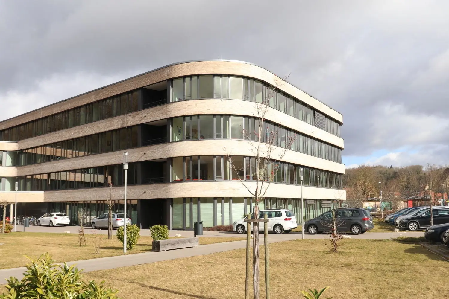 Ein Haus als Anlaufstelle für psychisch Kranke: Das Klinikum am Weissenhof in Weinsberg, die Samariterstiftung und das Diakoneo betreiben die Klinik auf dem Bahnhofsareal in Schwäbisch Hall. Es umfasst 25 Betten sowie 75 Behandlungsplätze.  ⇥