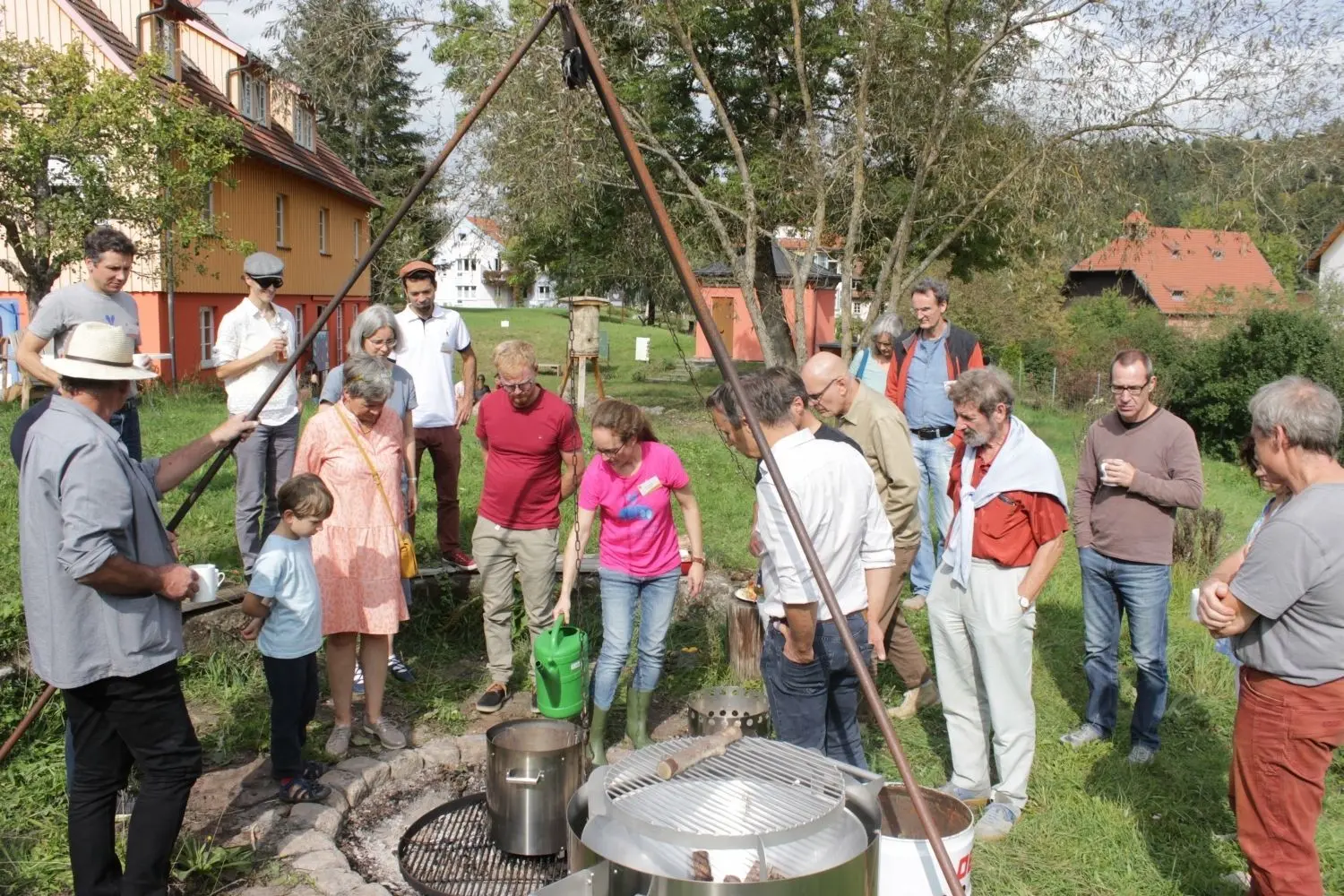 Für viele Gäste etwas ganz Neues: Die Herstellung von klimaschützender Pflanzenkohle mit einem so genannten Kon-Tiki-Ofen.⇥