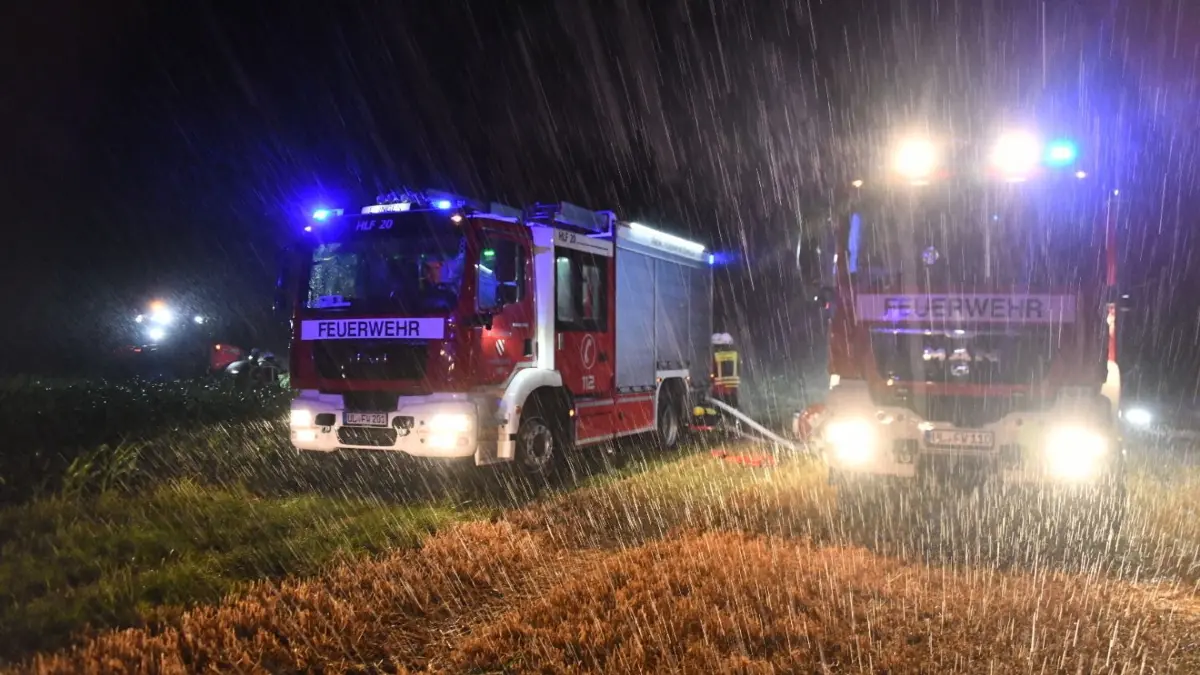 Ein Unwetter hat in der Nacht zum Mittwoch die Feuerwehren im Raum Ehingen beschäftigt. In Ehingen geriet eine Ballenpresse in Brand, später folgten Brandmeldealarme und Bäume auf Straßen. In Oberstadion stürzten mehrere große Bäume auf Straßen.