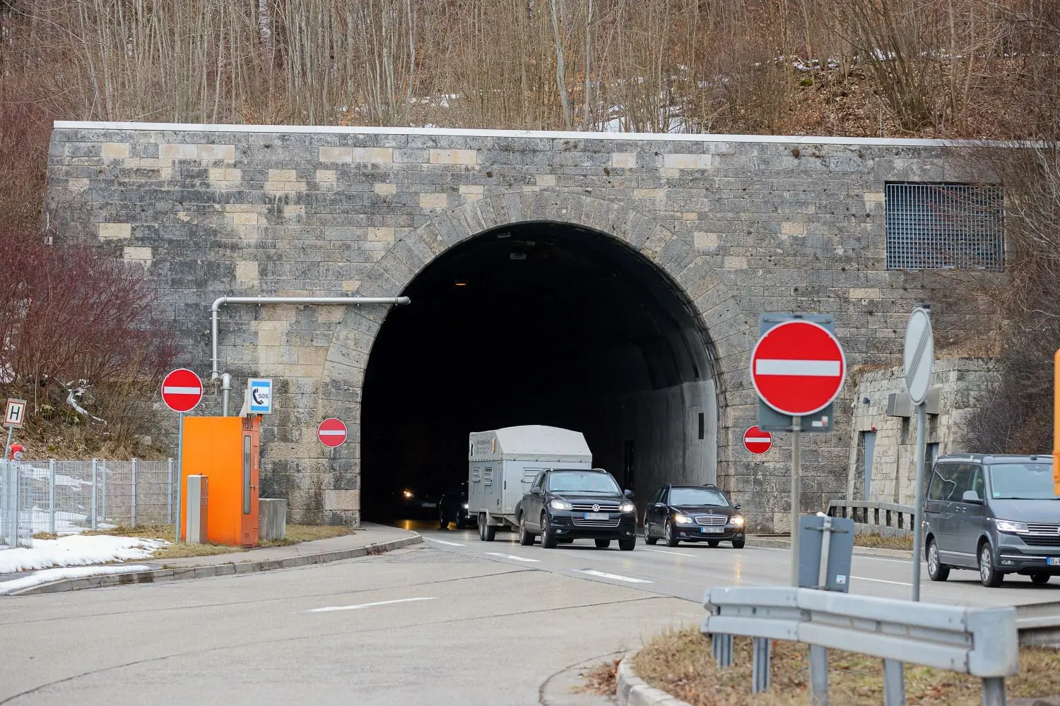 Ein Gutachter untersucht die Folgen des Unfalls im Lämmerbuckeltunnel heute Nacht. Dafür wird die A 8 zeitweise gesperrt.