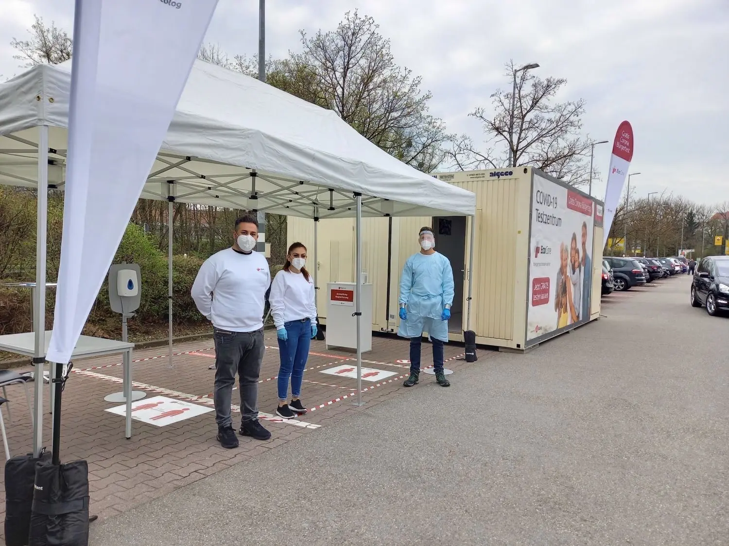 Am Freitag hat die neue Corona-Teststation der Firma EcoCare auf dem Kaufland-Parkplatz in der Gammertinger Straße ihren Betrieb aufgekommen. Standortleiter Emir Duran (links) und sein Team rechnen mit 200 kostenlosen Tests pro Tag. 