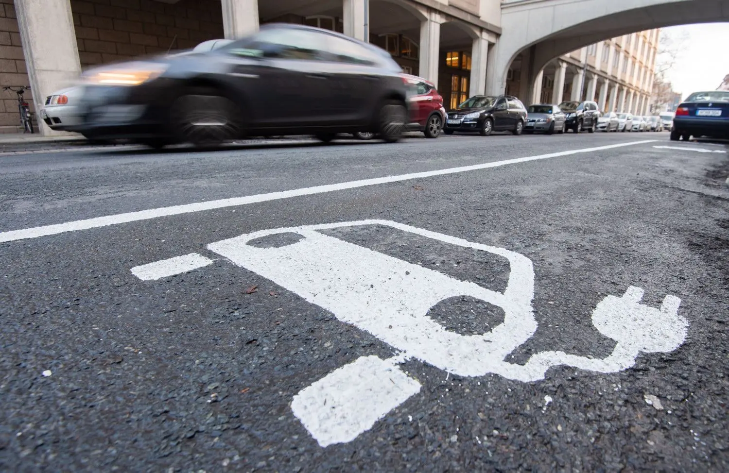 Alternative Elektroauto: Für den grünen Verkehrsexperten Cem Özdemir liegt die Zukunft der motorisierten Mobilität hier – und nicht bei synthetischen Kraftstoffen. ⇥Foto: Julian Stratenschulte/dpa
