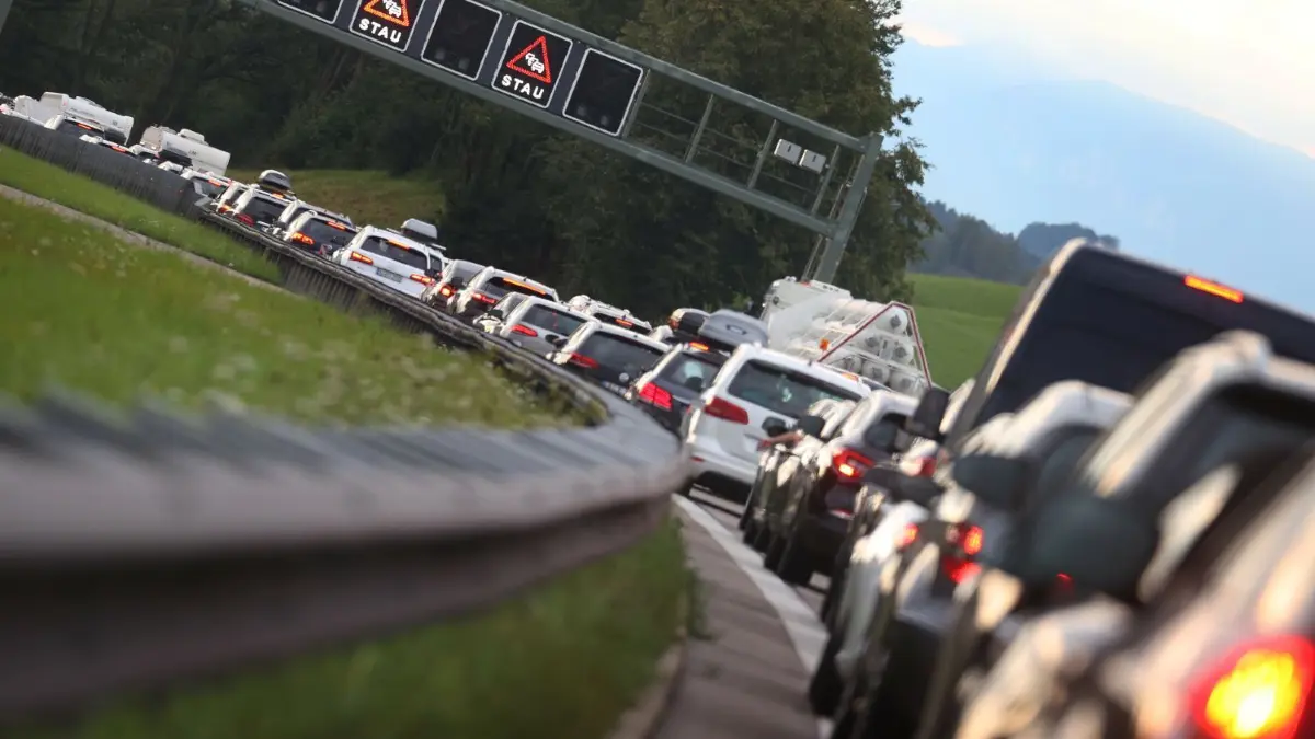 Auf der A7 haben sich am Sonntag (3. September) alleine zwischen Ulm und Memmingen Staus mit einer gesamtlänge von zweitweise mehr als 40 Kilometern gebildet.
ARCHIV - 31.07.2021, Bayern, München: Autos stauen sich auf der Autobahn 8 (A8) in Richtung Süden. Für das Wochenende (11./12.09.2021) wird die letzte große Reisewelle im Sommerurlaubsverkehr erwartet. Das Ferienende in Bayern und Baden-Württemberg wird sich im Rückreiseverkehr bemerkbar machen, warnte der ADAC am 06.09.2021. (zu dpa "Ferienende in Bayern und Baden-Württemberg - ADAC warnt vor Stau") Foto: Karl-Josef Hildenbrand/dpa +++ dpa-Bildfunk +++