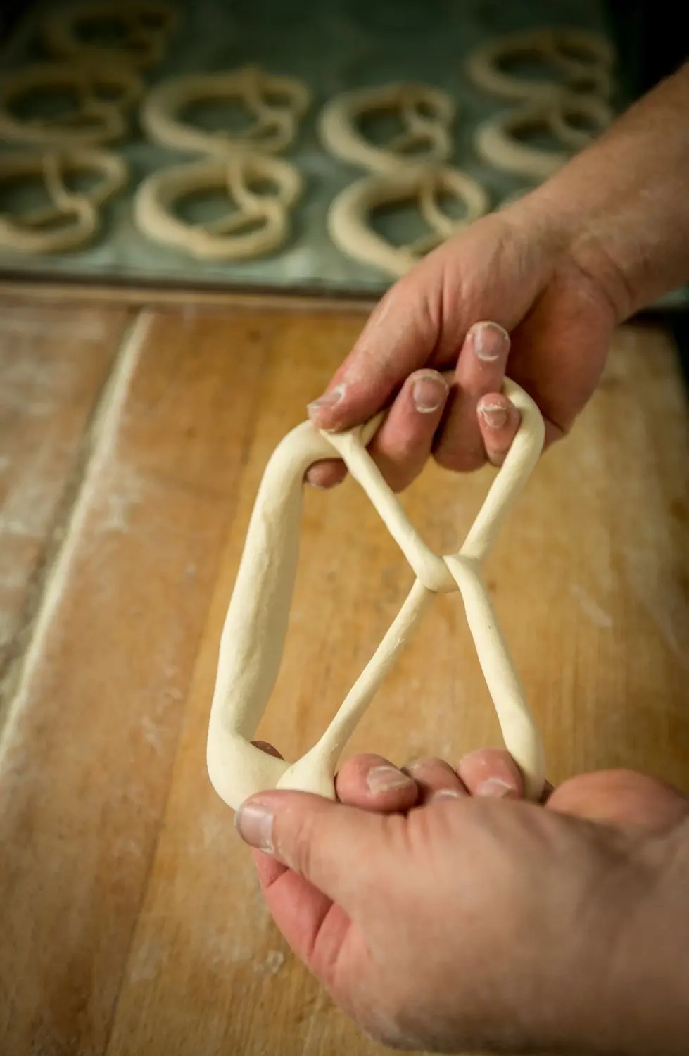 Alles Handarbeit in der Bäckerei Stimpfle: Das Schlingen, das Bestreuen mit Salz und das Backen.⇥