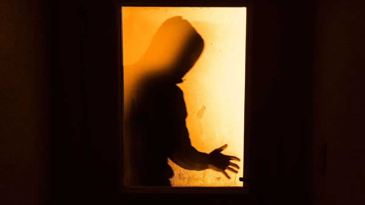 Einbruchsspuren an ihrer Haustür fand eine Bewohnerin eines Einfamilienhauses in Falkensee am Sonntag vor. (Symbolbild)
ARCHIV - ILLUSTRATION - Der Schatten eines Mannes ist am 19.01.2016 hinter einer gläsernen Wohnungstür in Aufseß (Bayern) zu sehen. Die Staatsanwaltschaft Hamburg wird im Kampf gegen Einbrecher personell verstärkt. Fünf zusätzliche Staatsanwälte sowie fünf weitere Mitarbeiter sollen ab dem kommenden Jahr eingesetzt werden. Foto: Nicolas Armer/dpa (zu dpa «Kampf gegen Diebe: Staatsanwaltschaft Hamburg bekommt mehr Stellen» vom 23.06.2016) +++(c) dpa - Bildfunk+++ | Verwendung weltweit
