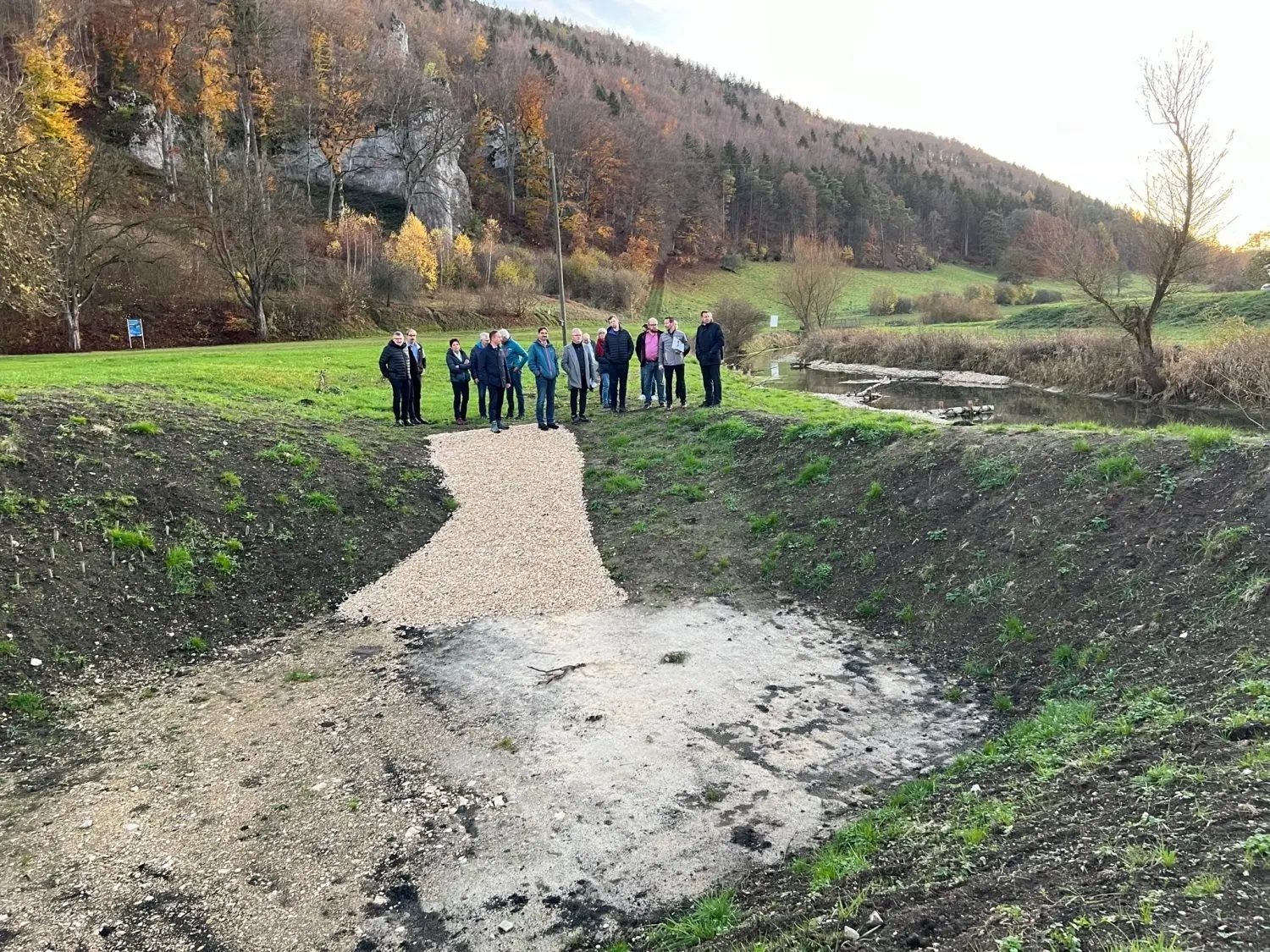 An der Ach in Schelklingen ist viel gebaut worden. Der Fluss soll naturnaher werden. Für die Ausgräber am Hohlen Fels ist extra ein Becken errichtet worden, in dem sie ihre Funde waschen können (auf dem Bild im Vordergrund).