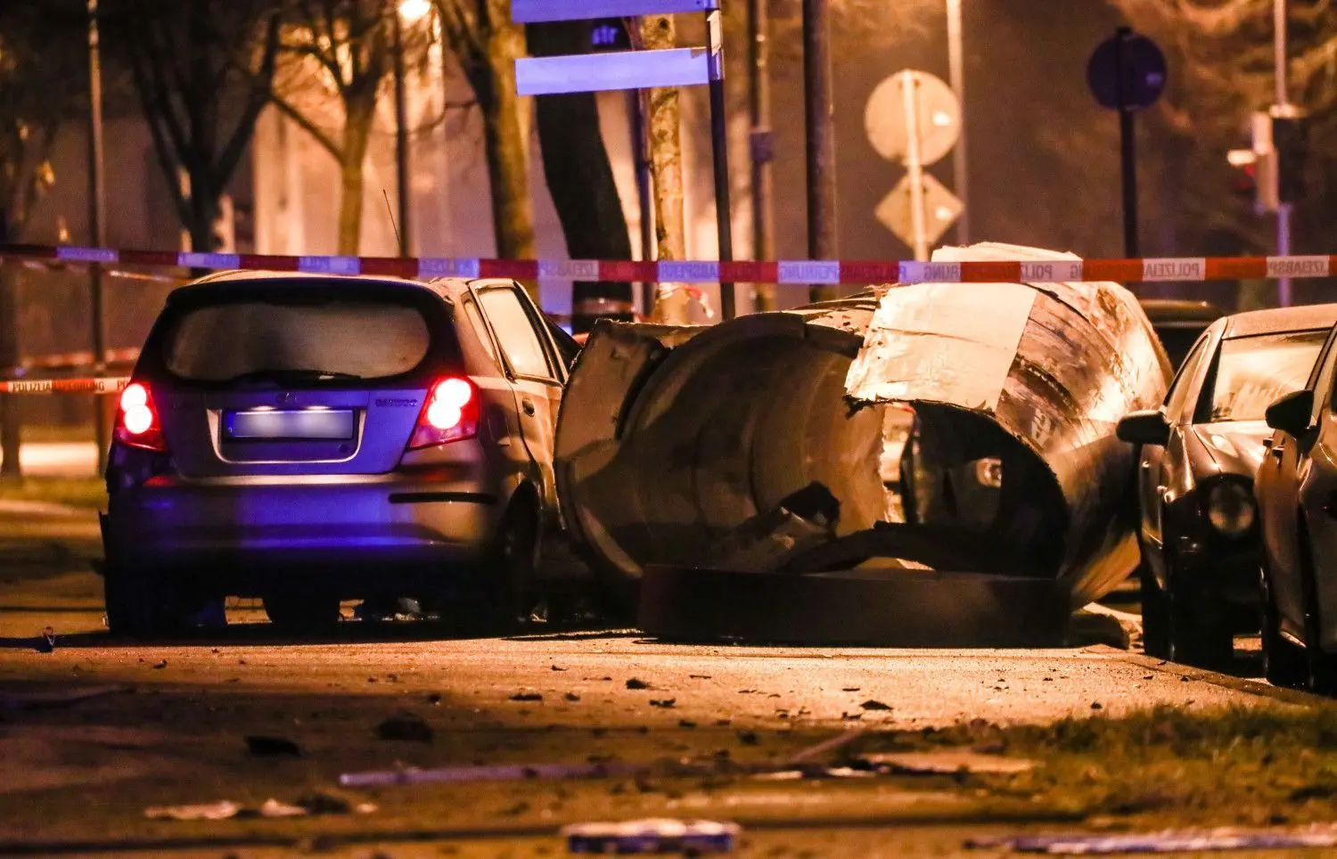 Ein 32-Jähriger war in Stuttgart-Vaihingen gegen eine Litfaßsäule gefahren und beging Unfallflucht. Als er Beamte mit dem Schwert angriff, wurde er durch Schüsse getötet.