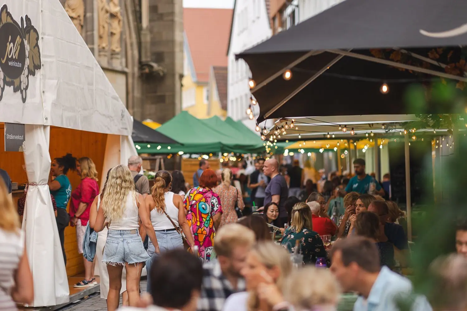 Das Weindorf ist bei Menschen aller Generationen beliebt. Die Jungen machen sich schick und gehen aus – wann ist sonst schon so viel los in Reutlingens Innenstadt?