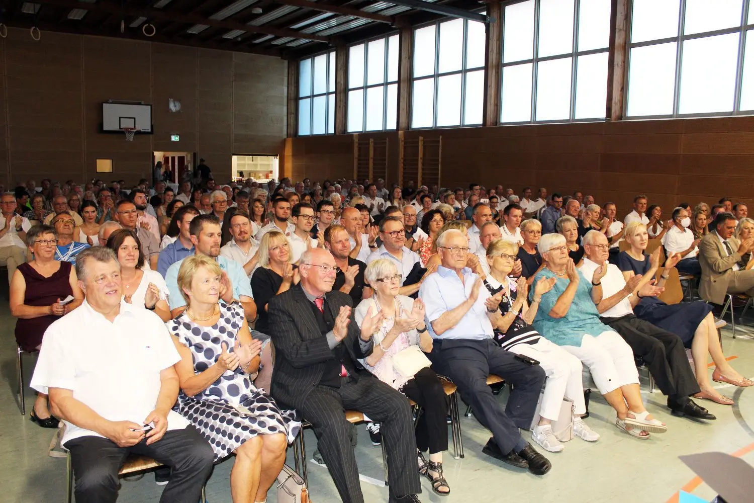 Die Schulturnhalle in Bodelshausen war bei der Abschiedsfeier bis auf den letzten Platz besetzt.