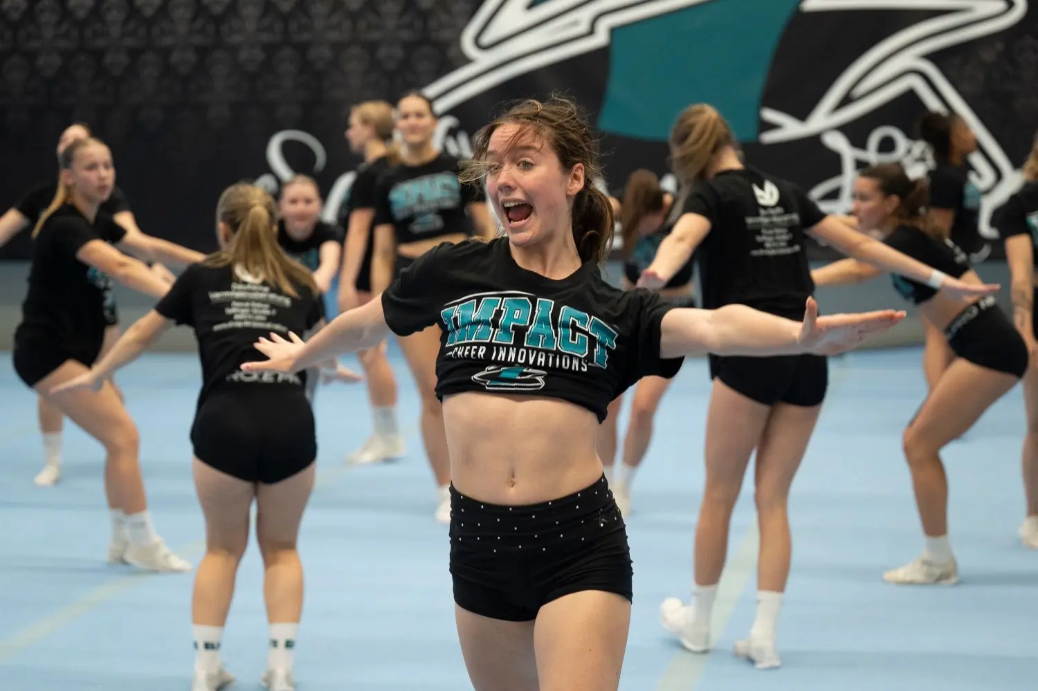 Voller Fokus sobald die Musik an ist: Die Cheerleaderinnen geben schon beim Training alles.