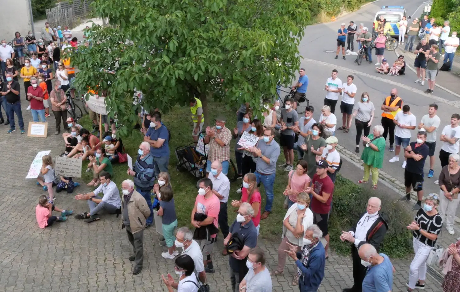 Knapp 300 Menschen versammelten sich zur Kundgebung für den Erhalt der Sonderbucher Steige.⇥