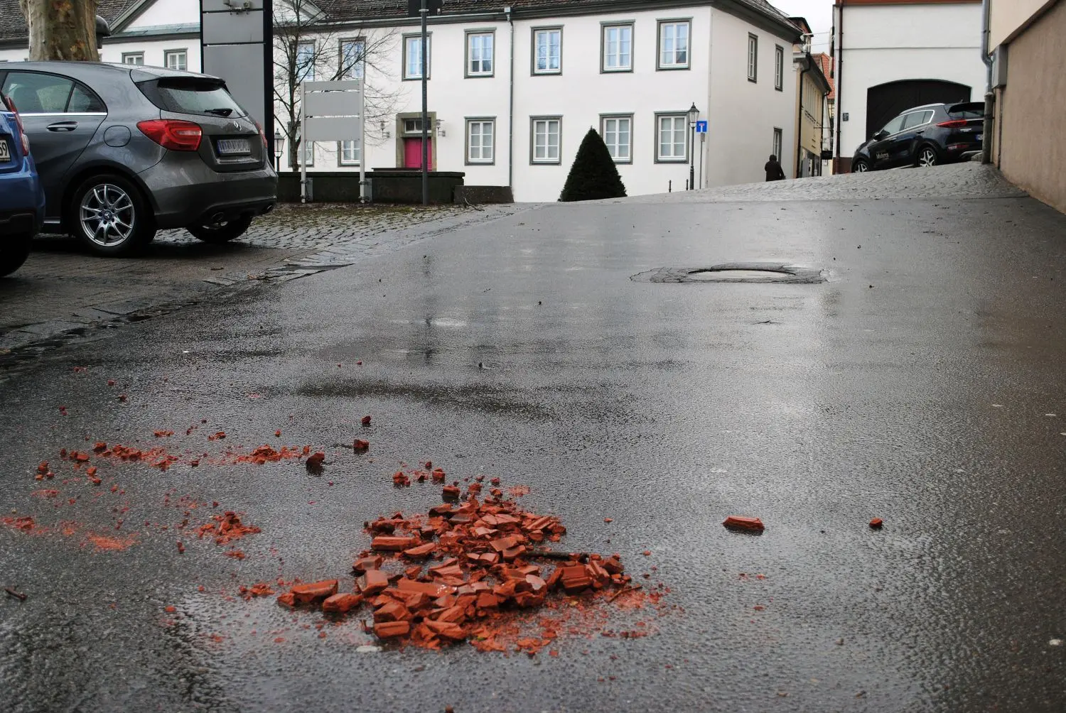 Was nicht niet- und nagelfest war, trugen die Windböen davon, wie hier einen Dachziegel beim Hechinger Schlossplatz.