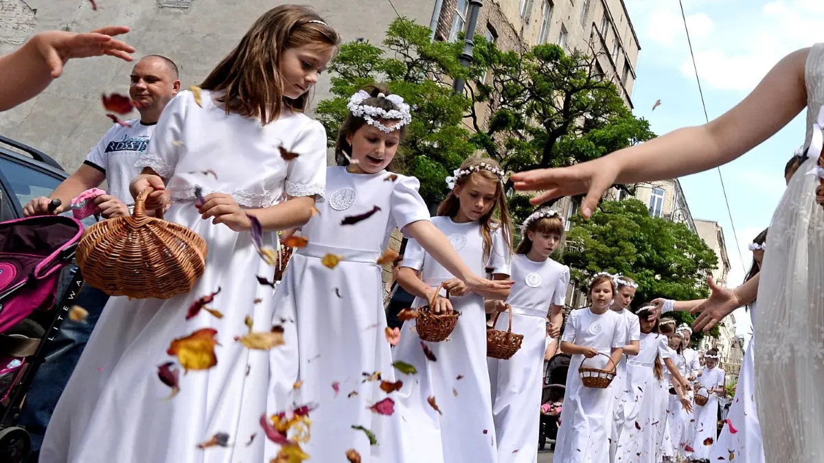 Die Erstkommunion ist in der katholischen Kirche von großer Bedeutung. Was ist die Bedeutung der Kommunion?
Erstkommunion-Mädchen streuen am 15.06.2017 in Warschau (Polen) Blütenblätter während einer traditionellen Fronleichnamsprozession. Foto: Alik Keplicz/AP/dpa +++ dpa-Bildfunk +++