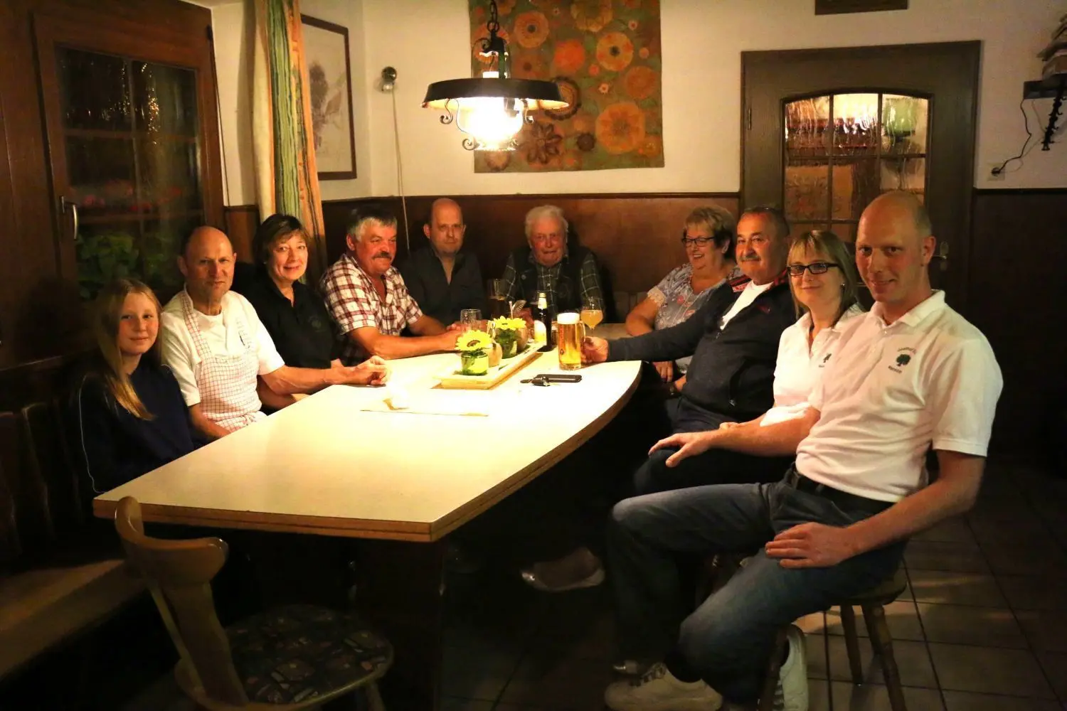 Eine fröhliche Stammtischrunde trifft sich regelmäßig in der Eiche. Die Wirtsleute setzen sich gerne dazu (von links): Marie, Karlheinz und Heike Rüeck, Walter Lober, Martin Dasing, Hans Baudermann, Gerda Schumann, Harald Reichle sowie Katja und Frank Rüeck.⇥