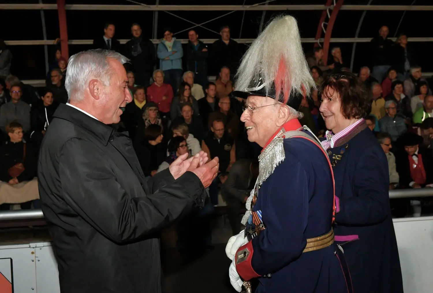 Innenminister Thomas Strobl mit dem Stuttgarter Ehrenrittmeister Werner Frick, der mit seinen 92 Jahren noch immer als Trompeter aktiv ist.