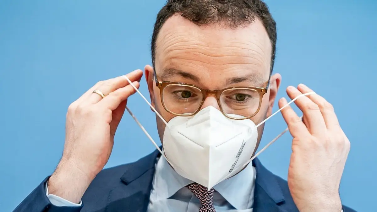 Gesundheitsminister Jens Spahn (CDU) stellt eine Aufhebung der Impfreihenfolge für Juni in Aussicht.
15.04.2021, Berlin: Jens Spahn (CDU), Bundesminister für Gesundheit, setzt nach der wöchentlichen Pressekonferenz zur aktuellen Corona-Lage seine Maske auf. Foto: Michael Kappeler/dpa +++ dpa-Bildfunk +++