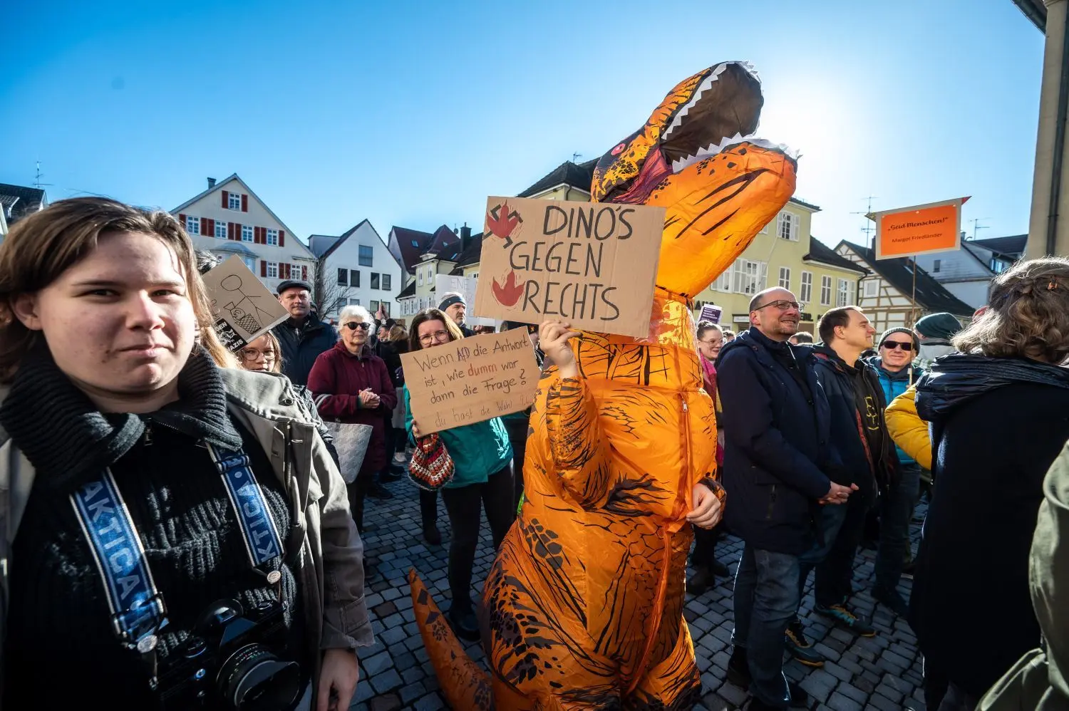 So voll hat Göppingen den Schlossplatz selten gesehen: Zur Kundgebung „Bunte Vielfalt statt brauner Einfalt“ kommen nach Angaben der Veranstalter 1500 Menschen – sie protestieren gegen Rechtsextremismus, Hass und Hetze.