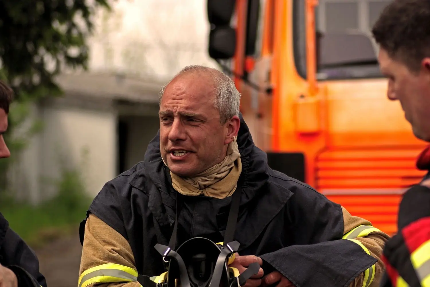 Mark Semmler in voller Montur: Der Geislinger ist seit fast 30 Jahren aktives Feuerwehrmitglied und hat über das ehrenamtliche Engagement sein berufliches Betätigungsfeld gefunden.