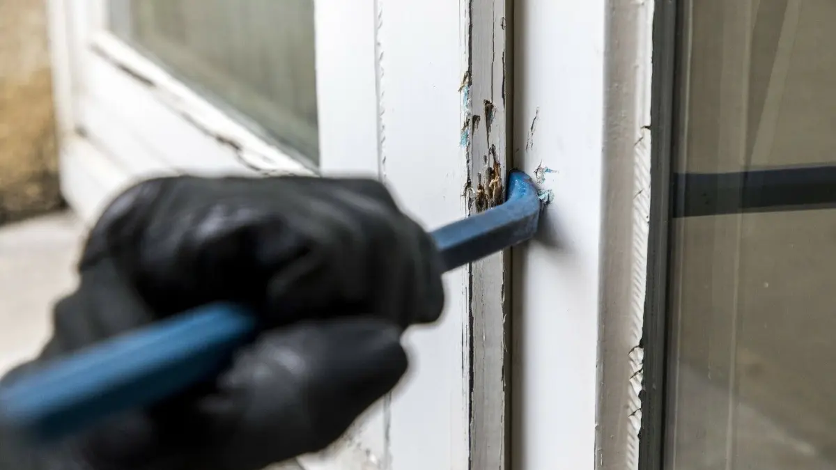 Einbrecher geben häufig auf, wenn sie nicht schnell ins Haus gelangen können.
Symbolbild Wohnungseinbruch, Täter versucht in eine Wohnung einzubrechen, hebelt ein Fenster mit Werkzeug auf,
Symbol image Domestic burglary Perpetrators tries in a Apartment break hebelt a Window with Tool on
